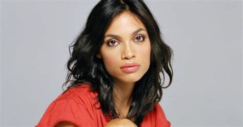 Atriz Rosario Dawson surpreende fãs com vídeo nua para